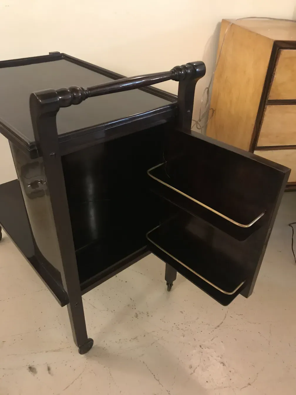 Carrello per cocktail antico con due ripiani, elegante e funzionale.