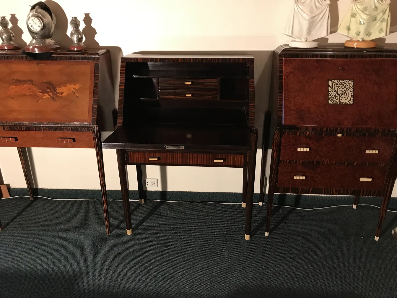 Antique wooden desk with details in two dispensers, classic setting.