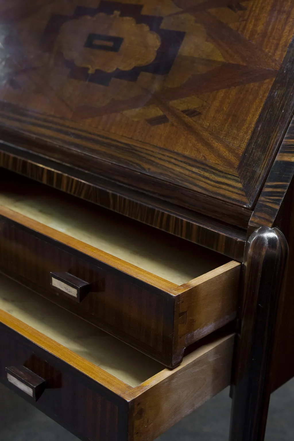 Scrivania in legno antico con due cassetti vuoti.