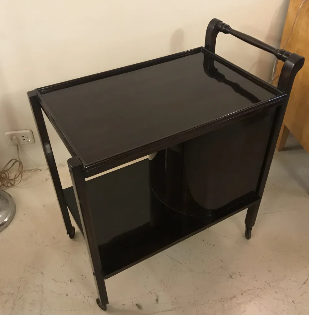 Carrello per cocktail antico con superficie nera e ruote, elegante