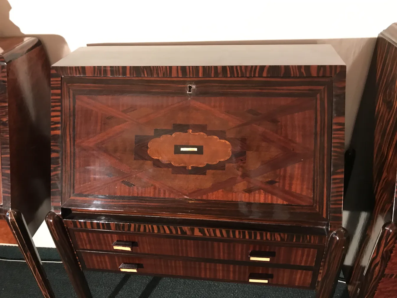 Scrivania antica con design ornato e dettagli intricati.