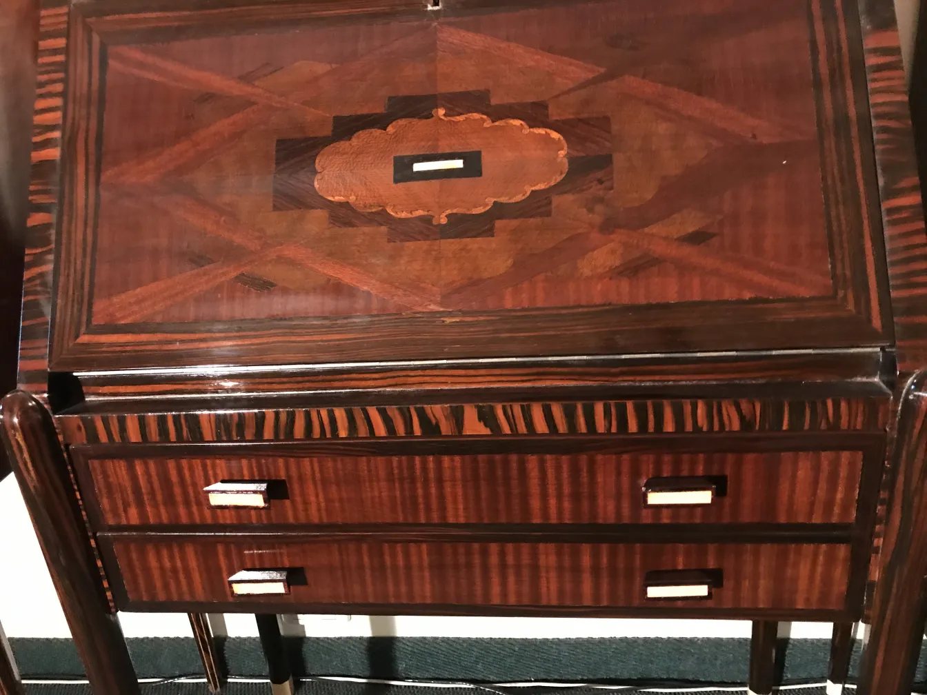 古董书桌，具有复杂的设计和清晰的抽屉拉手。