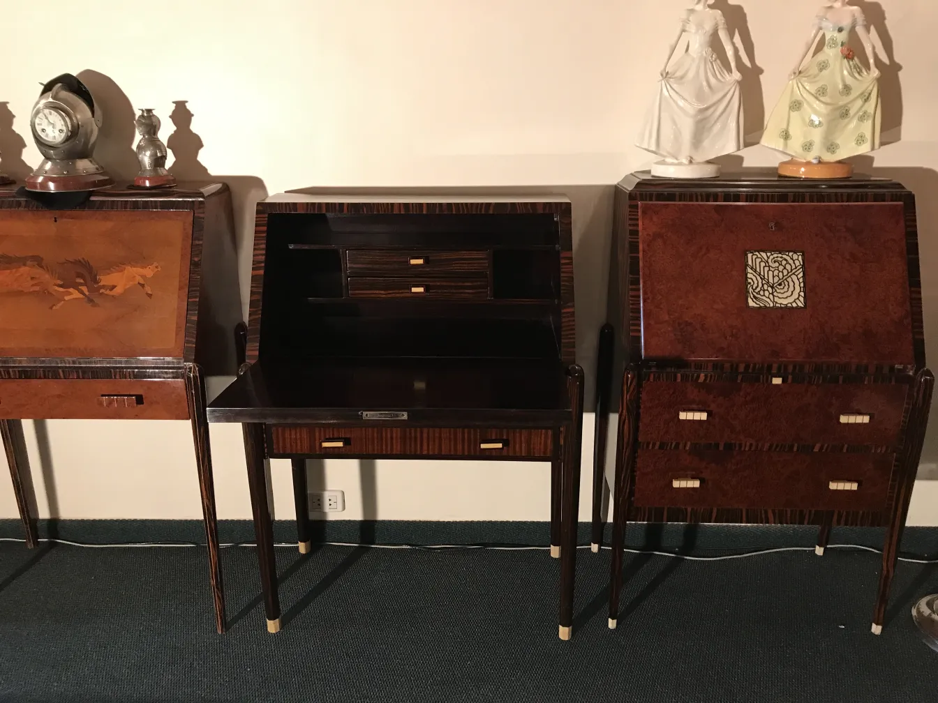 Escritorio antiguo con dos laterales, decoraciones en la parte superior, ambiente clásico.