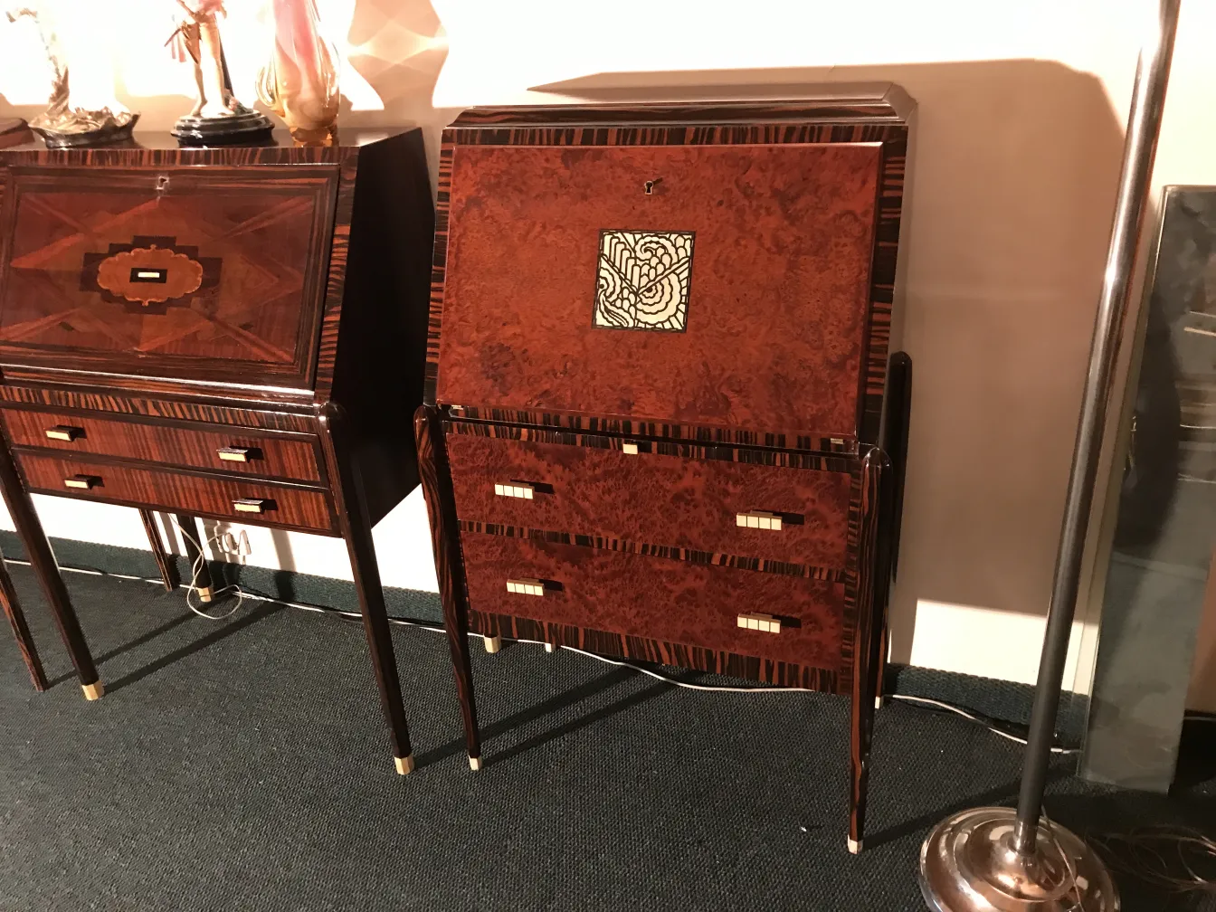 bureau ancien en bois avec deux tiroirs et détails élégants à l'avant