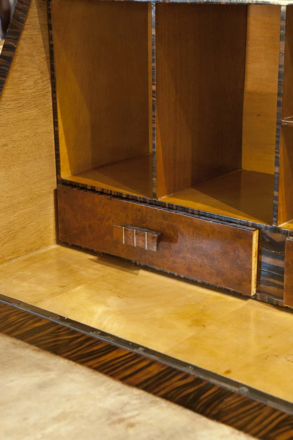 Bureau ancien avec rangement, montrant des caractéristiques de design minimaliste.