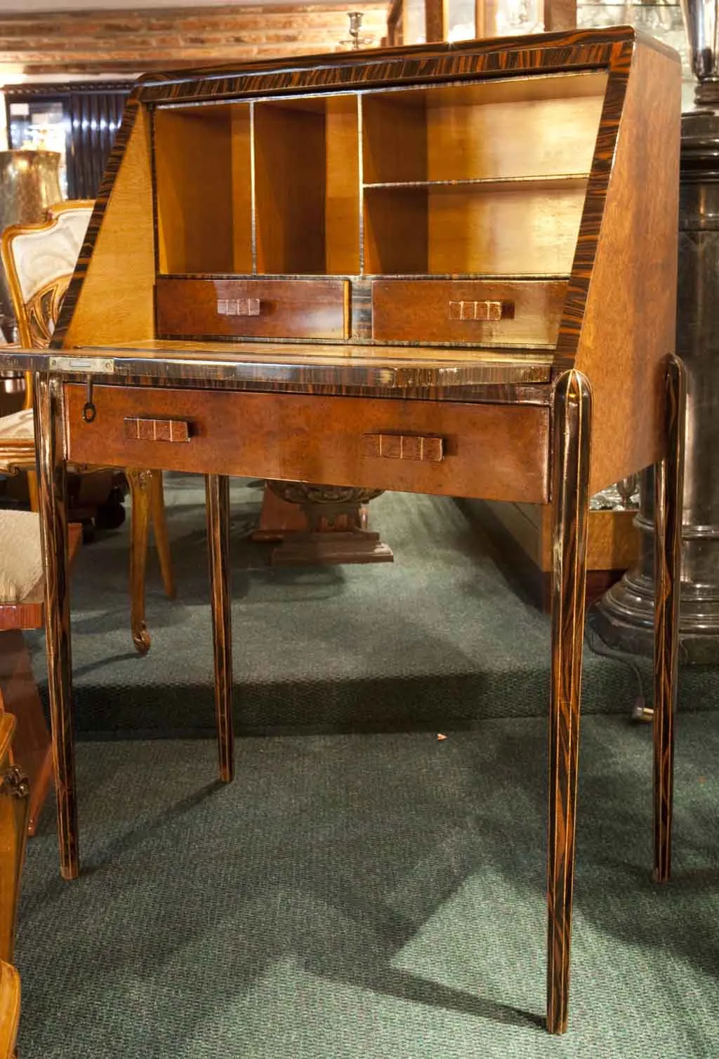 Bureau ancien encastré avec des étagères et des tiroirs en bois.