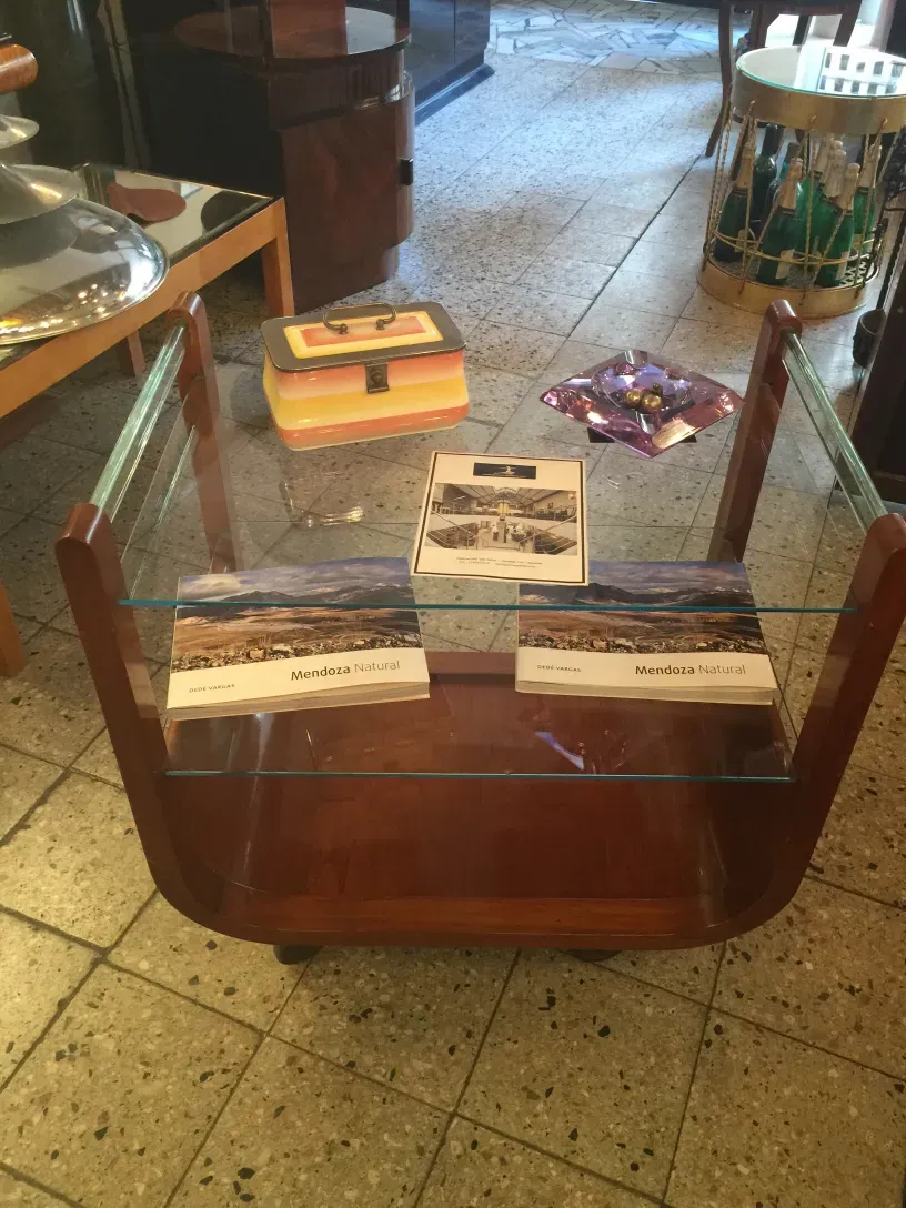 Mesa carrito antigua de madera con estantes de cristal