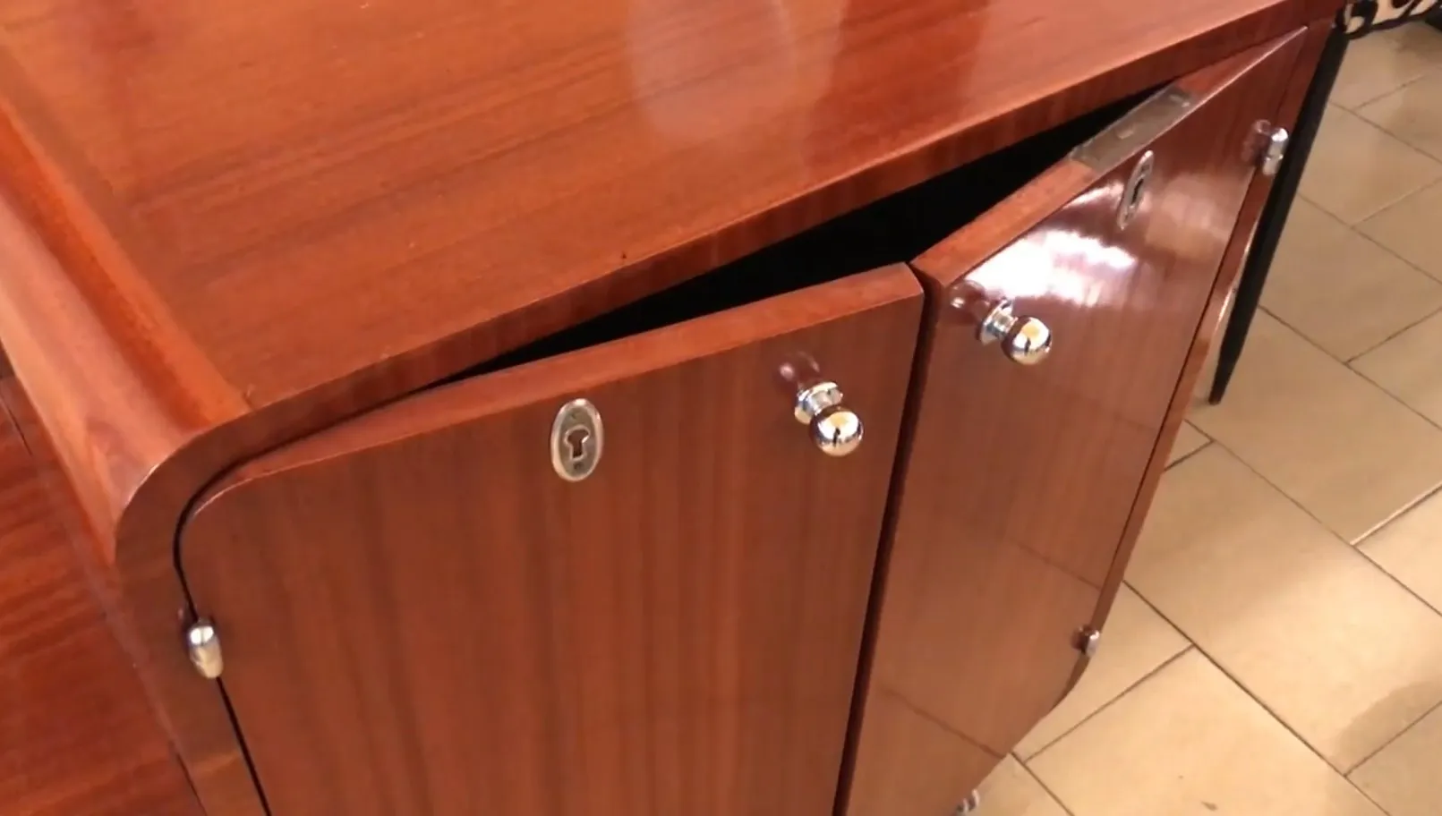 Elegante carrello per cocktail antico con porte.