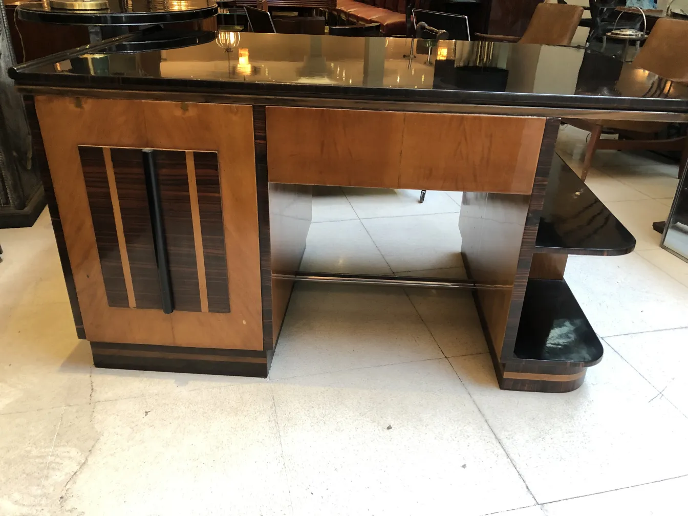 Bureau ancien avec étagère latérale dans un cadre moderne.