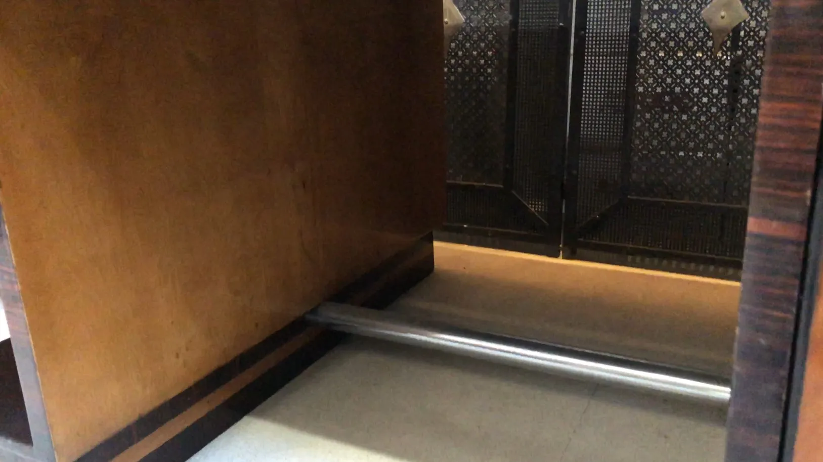 Scrivania antica in legno scuro con dettagli eleganti in un ambiente classico.