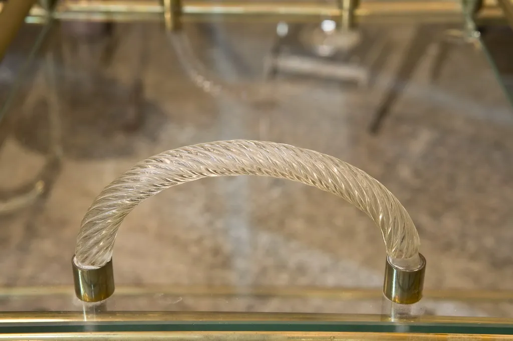 Carrello per cocktail antico con elegante manico in vetro, atmosfera accogliente.