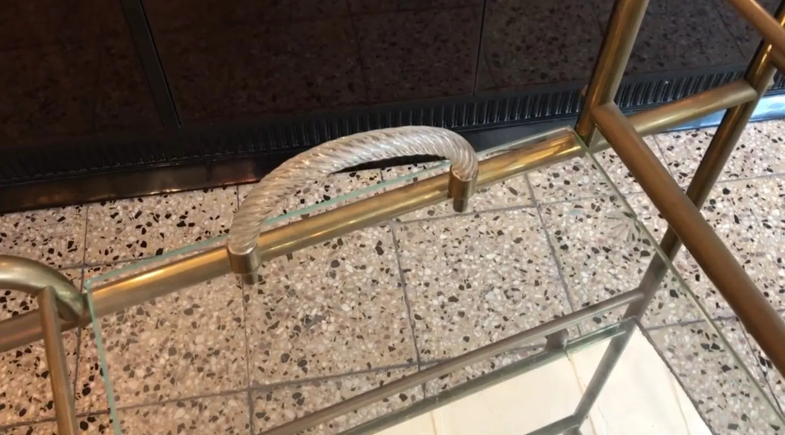 mesa carrinho antiga com detalhes elegantes e dourados