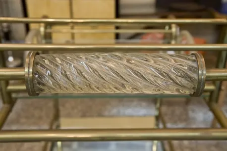 Detail des Griffs an einem antiken Cocktailwagen in einer eleganten Umgebung.