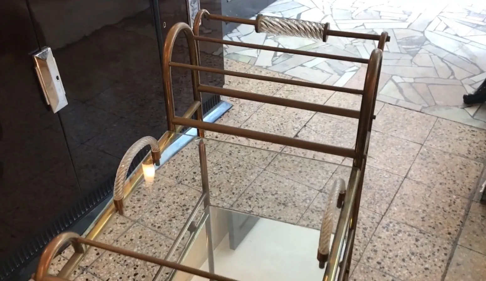 Carrinho de cocktail antigo com detalhes em metal elegantes, ideal para servir bebidas.