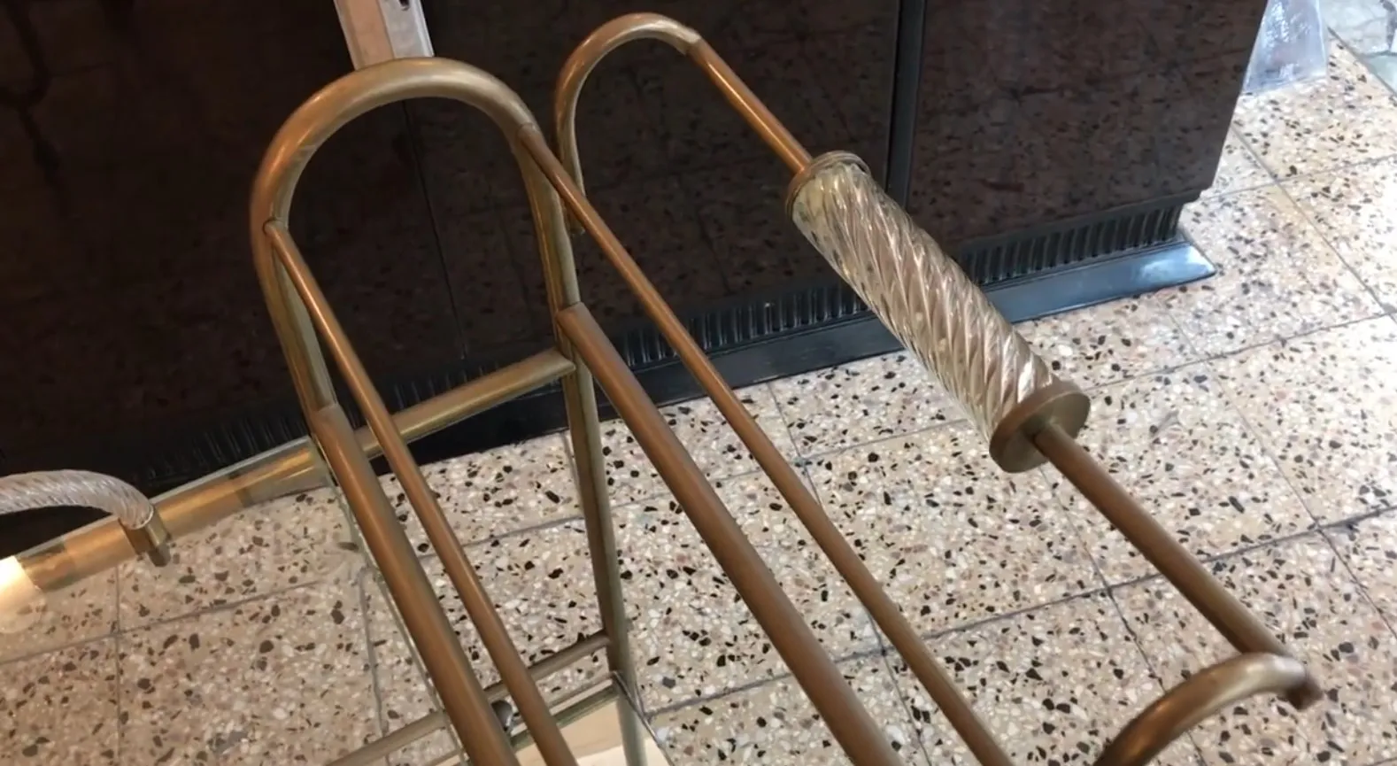 Carrello per cocktail antico con manico in vetro. Ambientazione elegante.