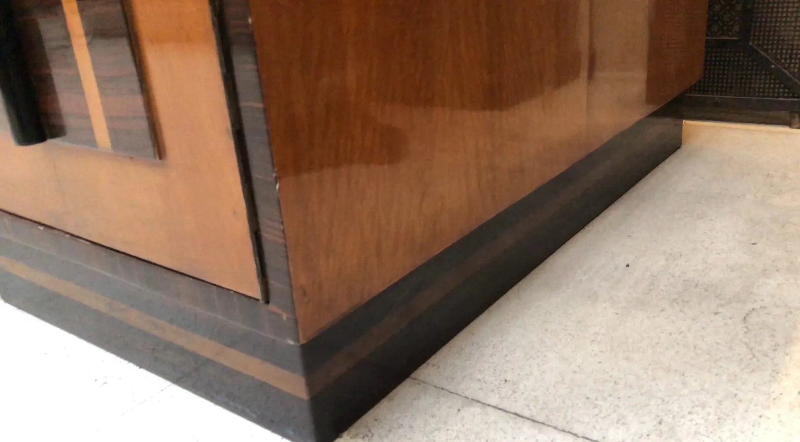 Escritorio antiguo de madera con detalles elegantes