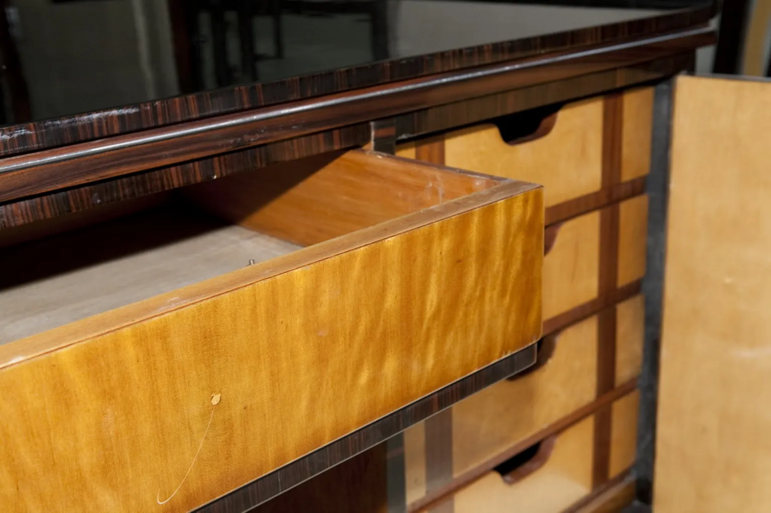 scrivania antica con un cassetto in legno chiaro