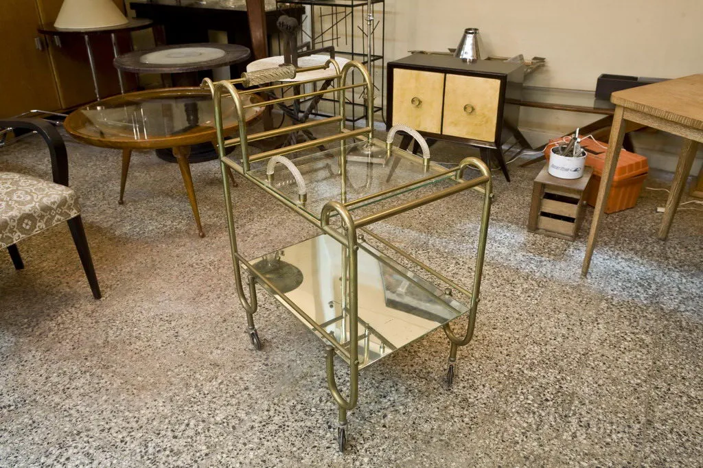 Chariot-bar ancien avec étagères en miroir