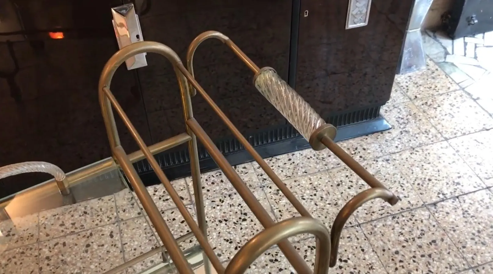 Carrello per cocktail antico con design elegante e struttura in metallo