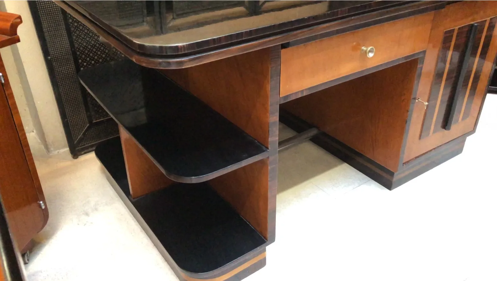 Bureau ancien en bois avec étagères noires. Ambiance élégante et classique.