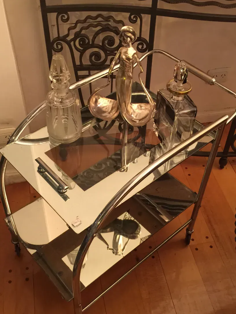 Carrello per cocktail antico con accessori decorativi eleganti.