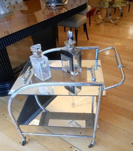 Carrello per cocktail antico con specchio e design elegante.