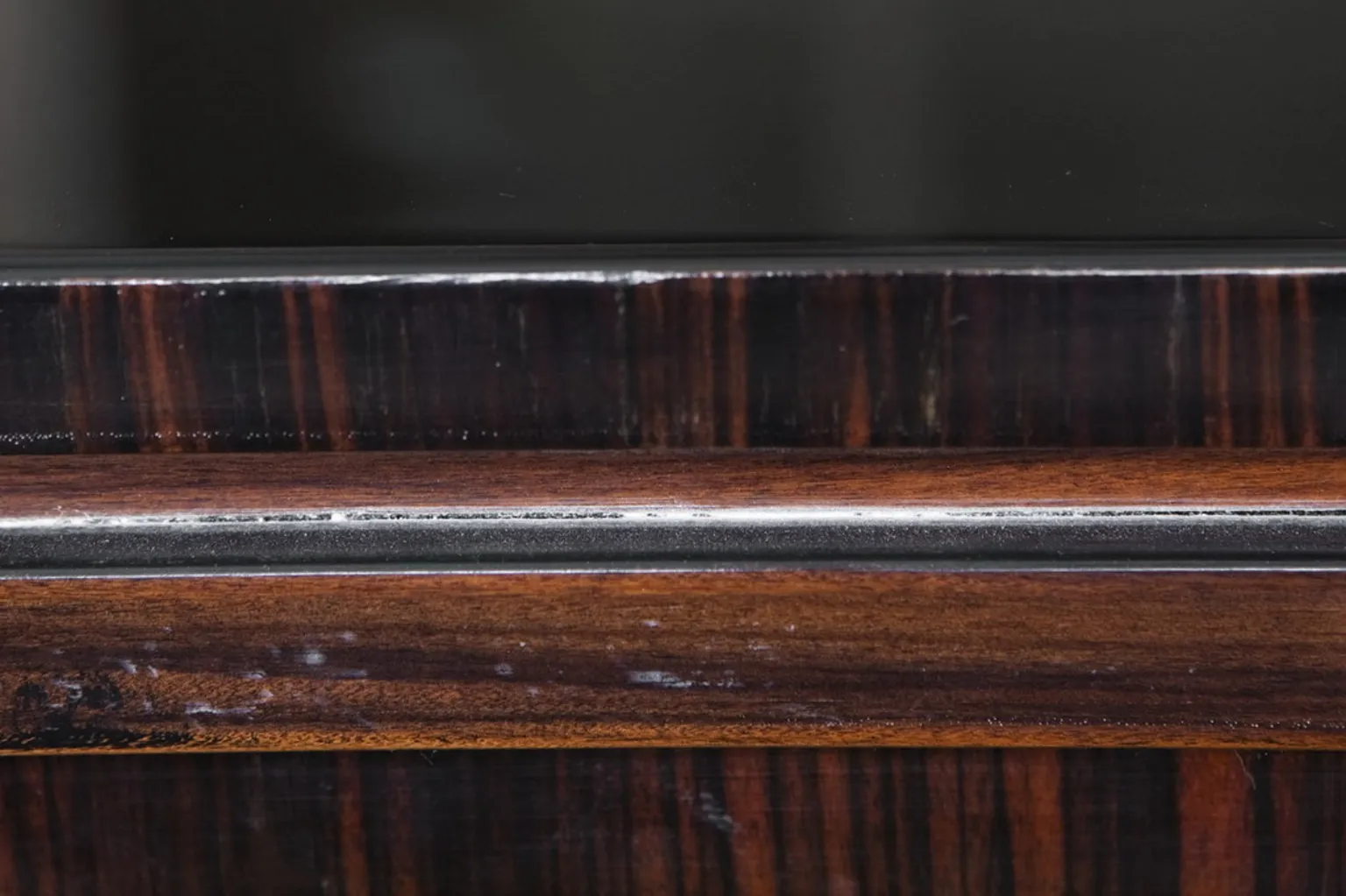 Bureau ancien en bois avec finition élégante et détails subtils.