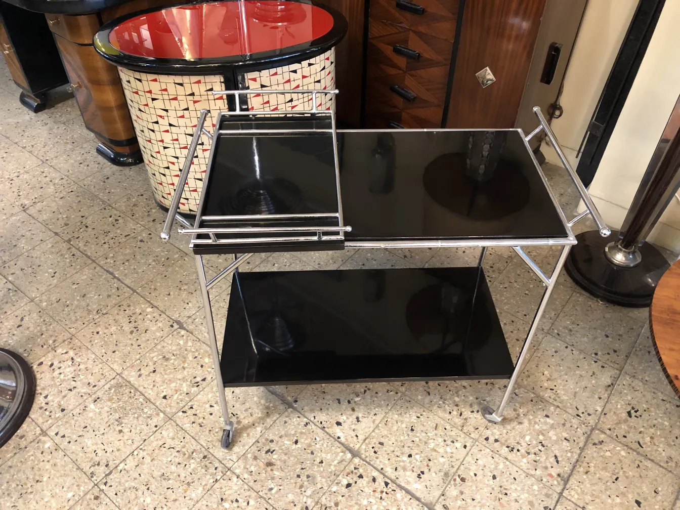 Mesa carrito antigua con superficie negra y estructura metálica