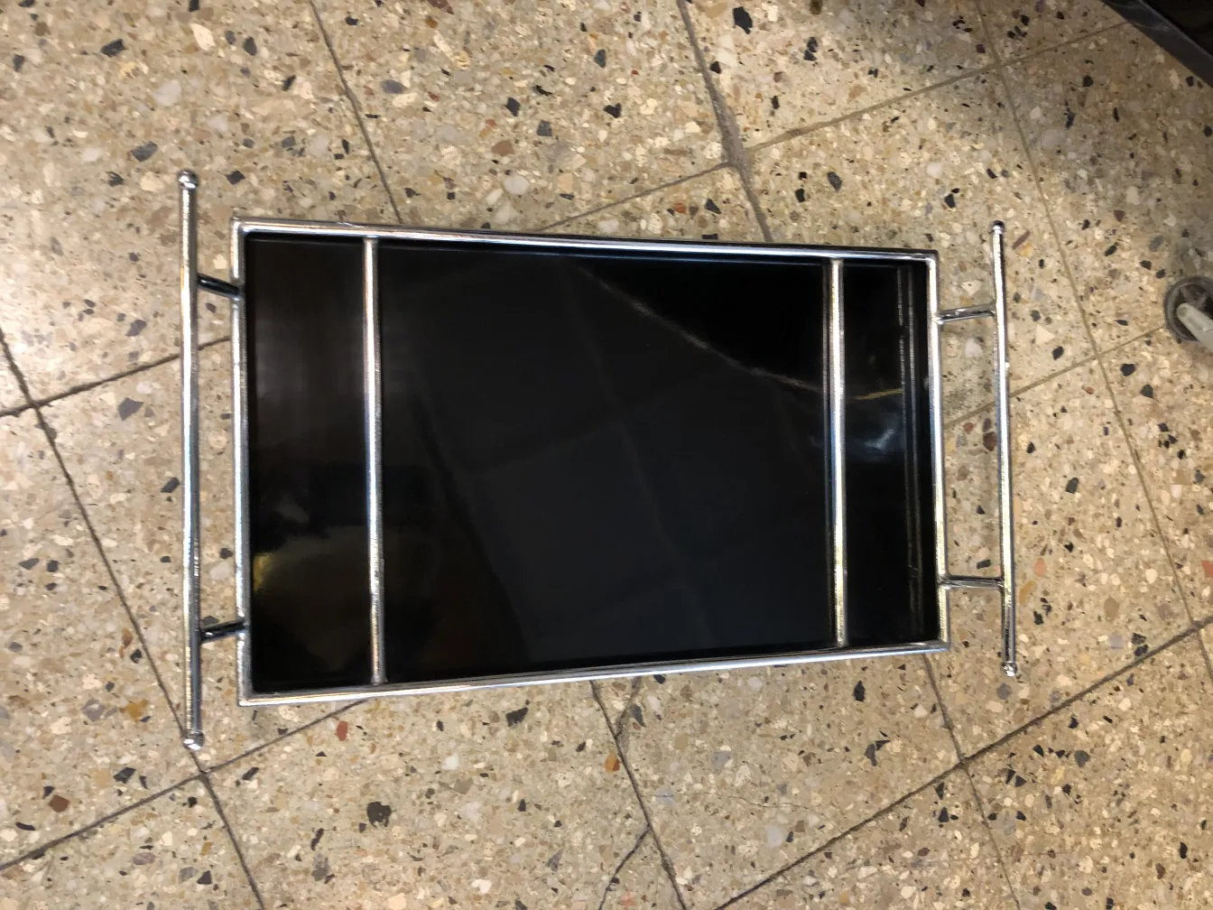 검은 표면과 금속 손잡이가 있는 앤틱 바 카트