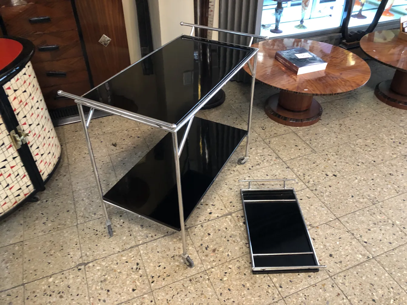 Carrello per cocktail antico con superficie nera in un ambiente vintage