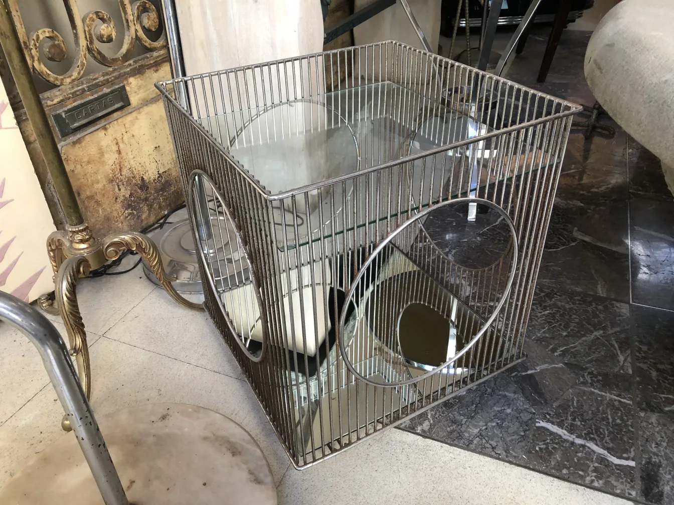 Mesa carrinho antiga com detalhes metálicos e espelhos, estética vintage.