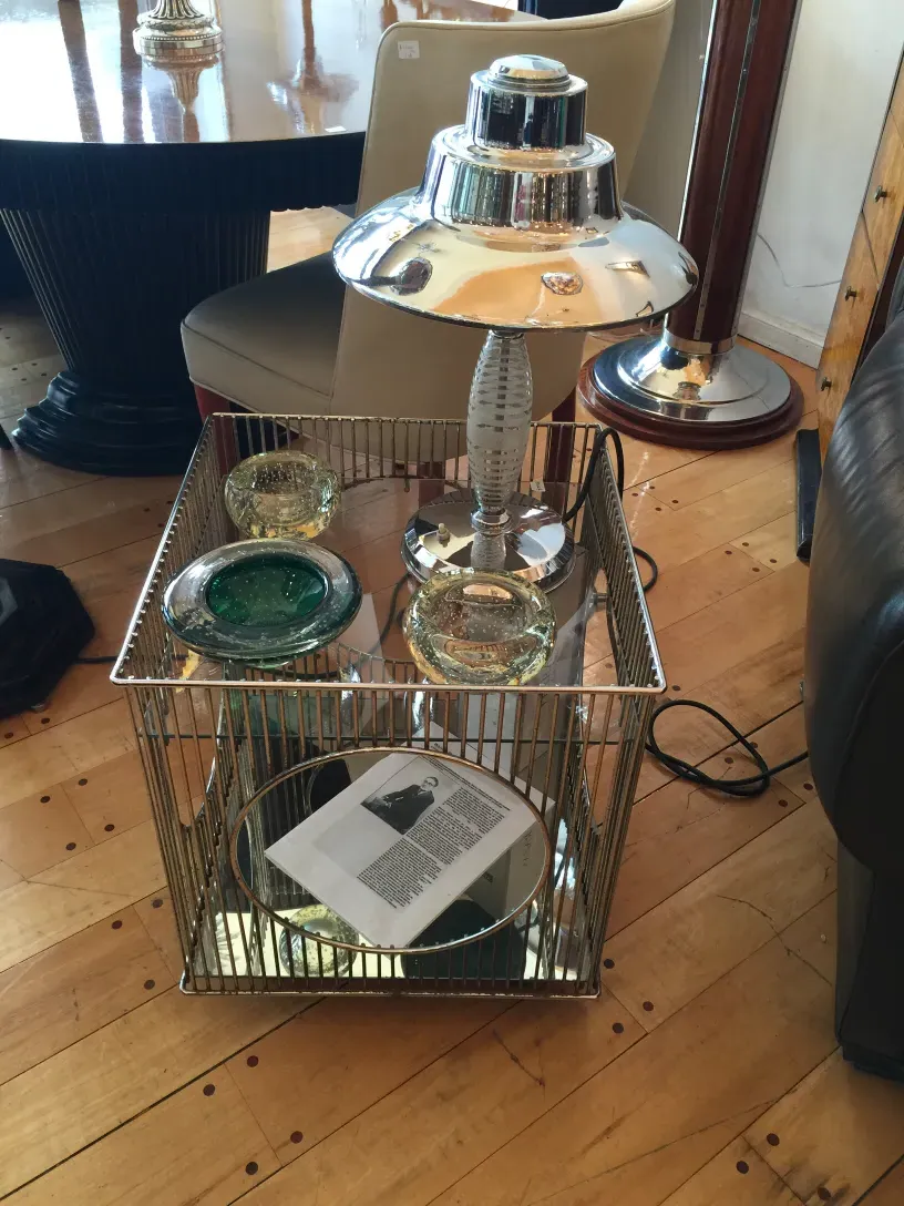 carrello per cocktail antico con lampada e decorazioni verdi