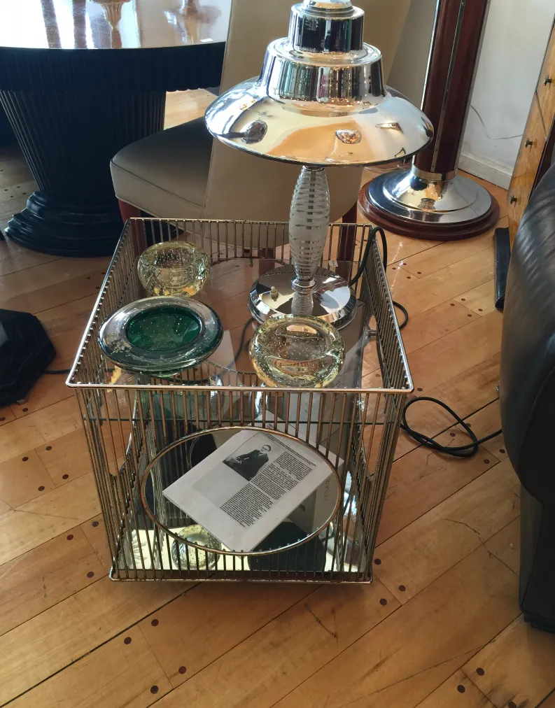 mesa carrito antigua con decoración brillante