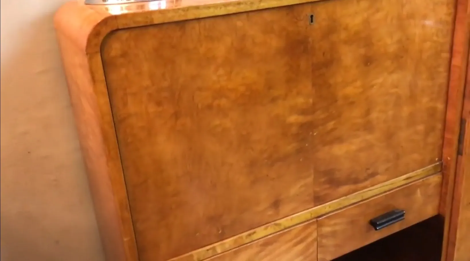 Scrivania antica in legno con design elegante, perfetta per un ufficio.