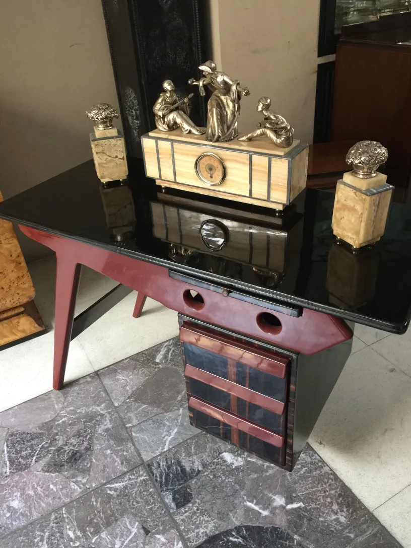 bureau ancien avec des décorations et des figures élégantes