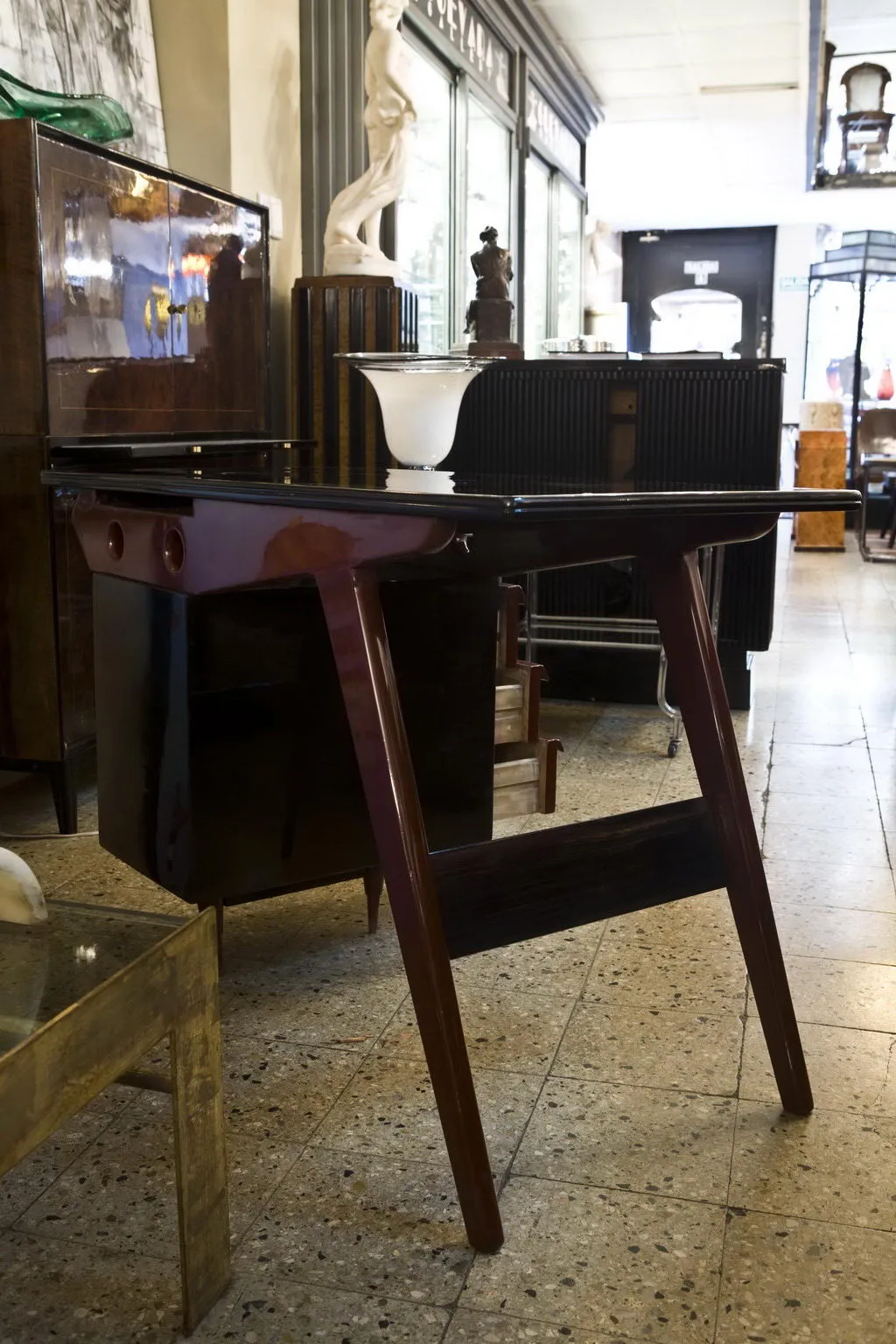 Escritorio antiguo con diseño único, entorno de antigüedades