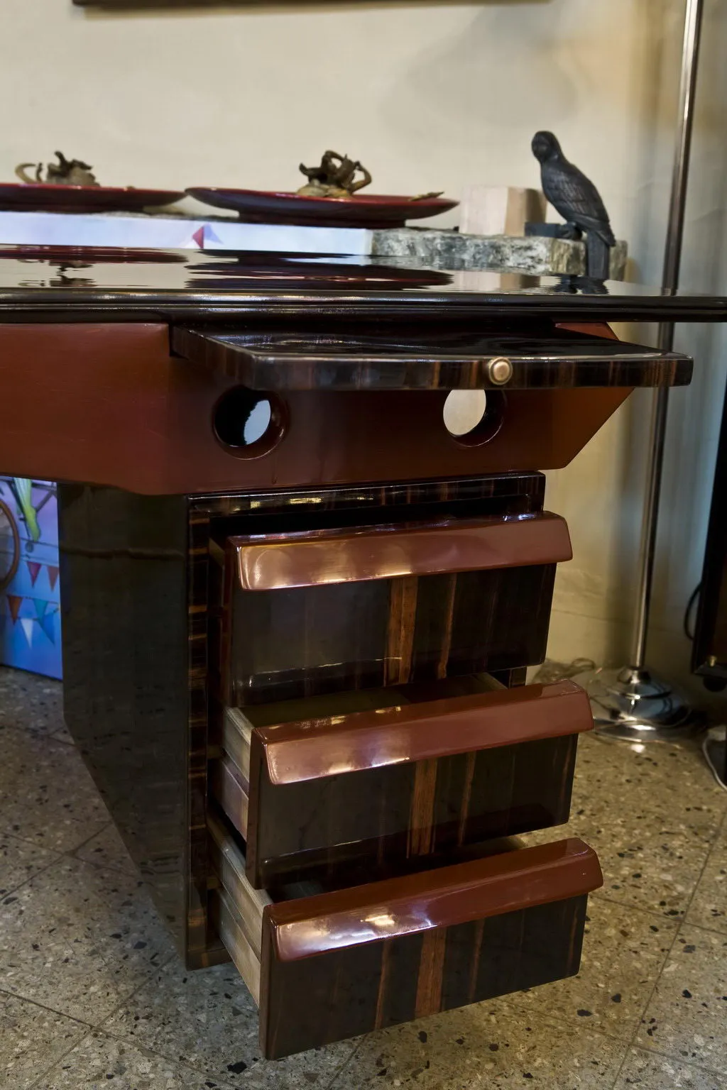 Scrivania antica con finitura lucida e tre cassetti, decorata con figure