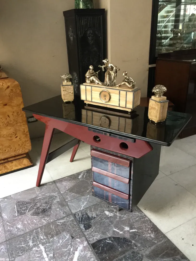 Bureau ancien avec un design élégant et des détails décoratifs dans l'environnement.