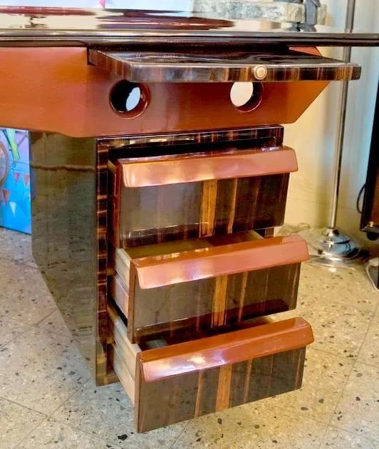 고풍스러운 책상, 세 개의 서랍과 두 개의 케이블 구멍이 있는.