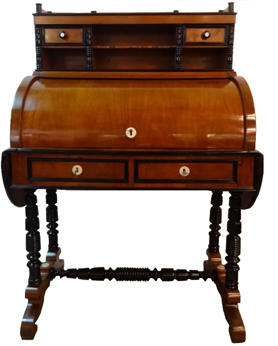 bureau ancien en bois avec tiroirs et étagère supérieure