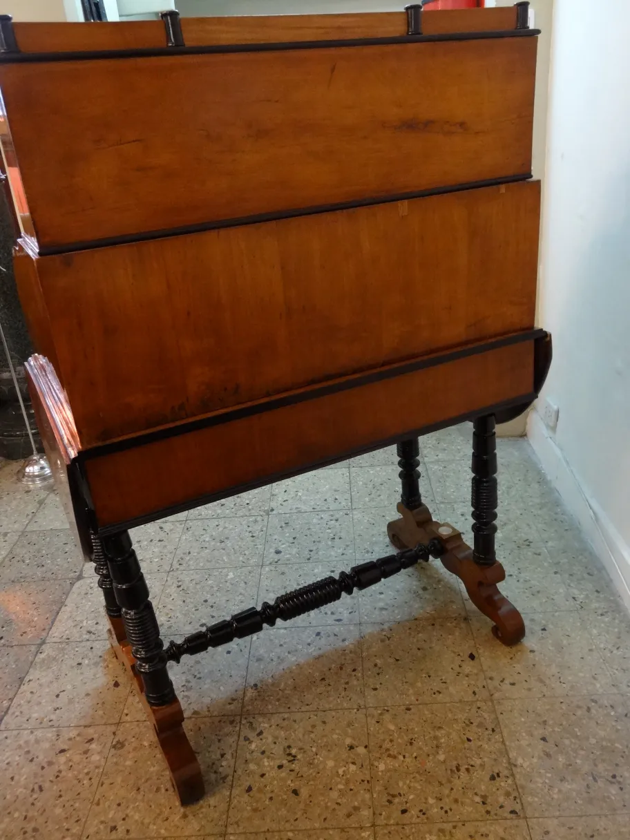 Escritorio antigo com prateleira em um ambiente acolhedor.