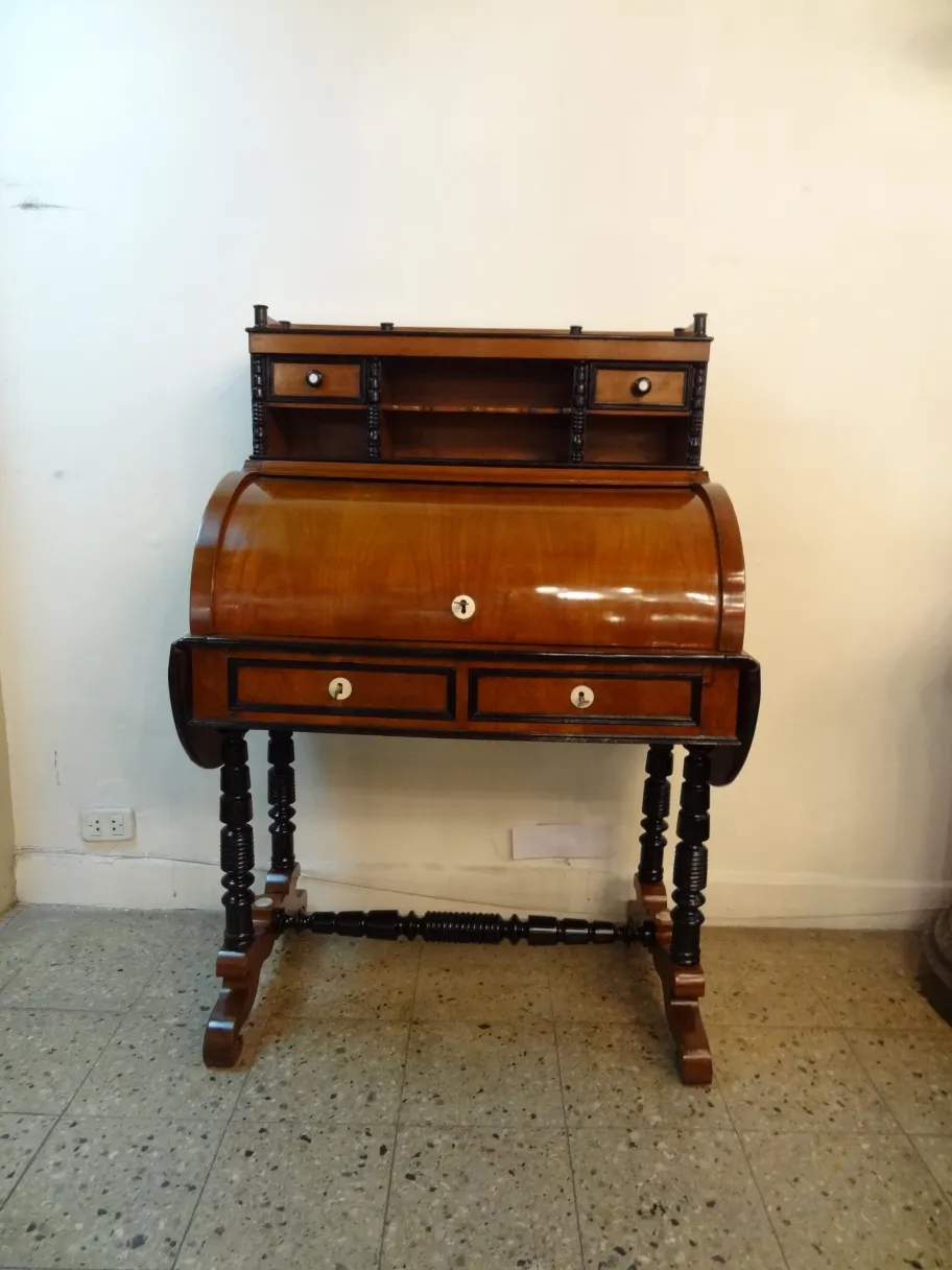 Bureau ancien de style classique avec deux tiroirs et une étagère supérieure, cadre simple.