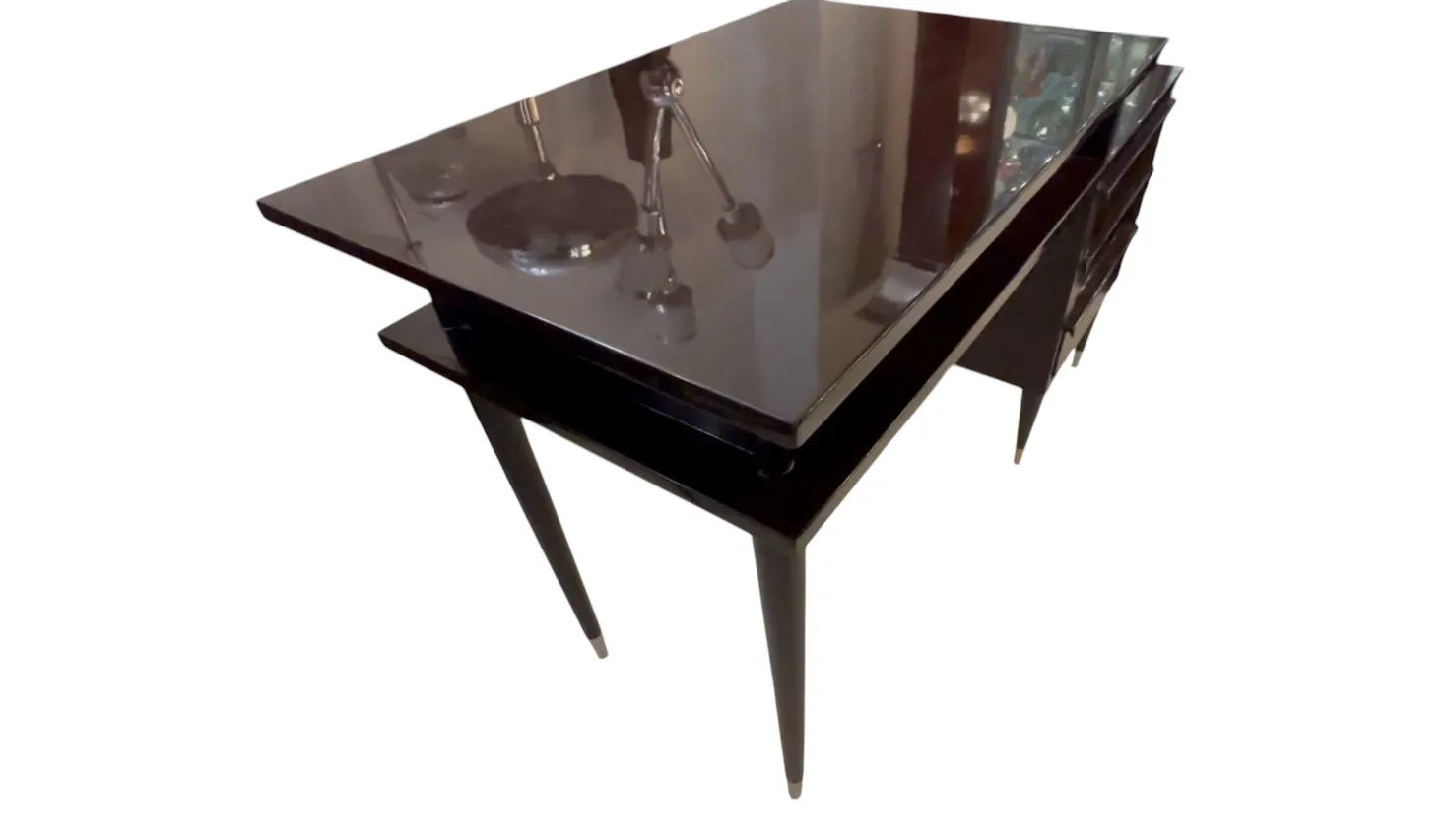 Bureau ancien avec surface brillante, élégant et fonctionnel.