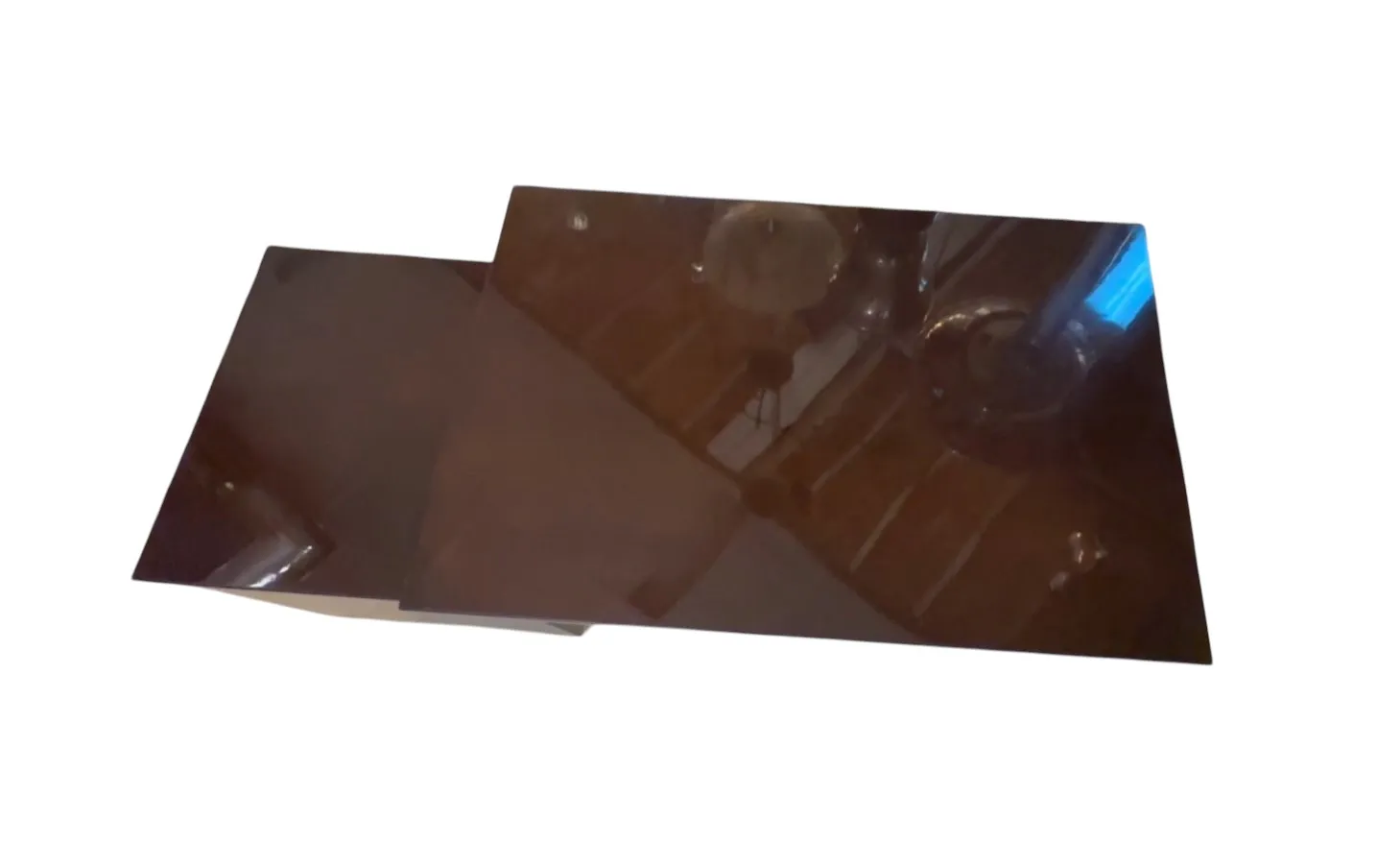 escritorio antigo escuro com superfície brilhante