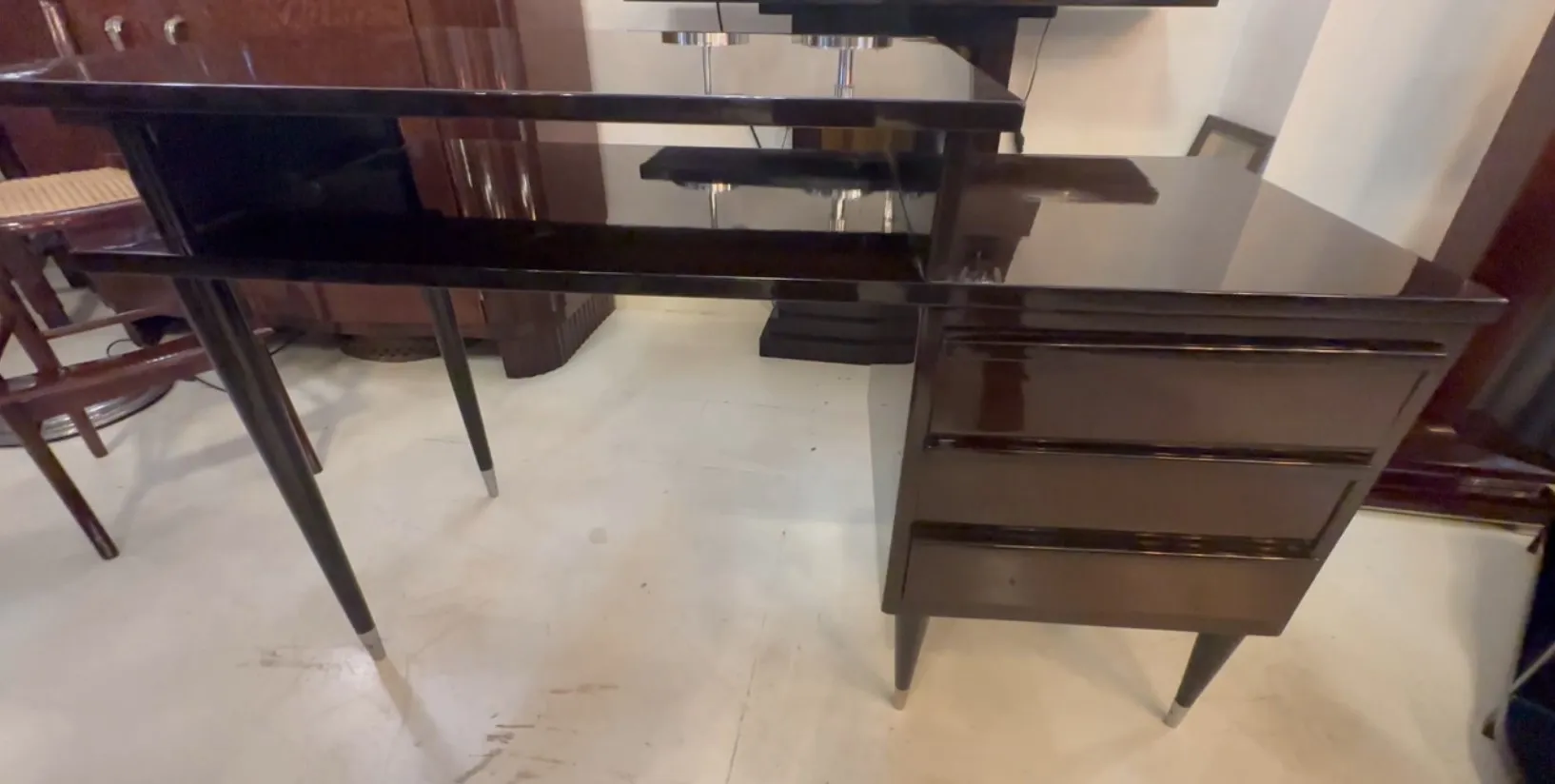 Escritorio antiguo con estilo elegante y patas delgadas