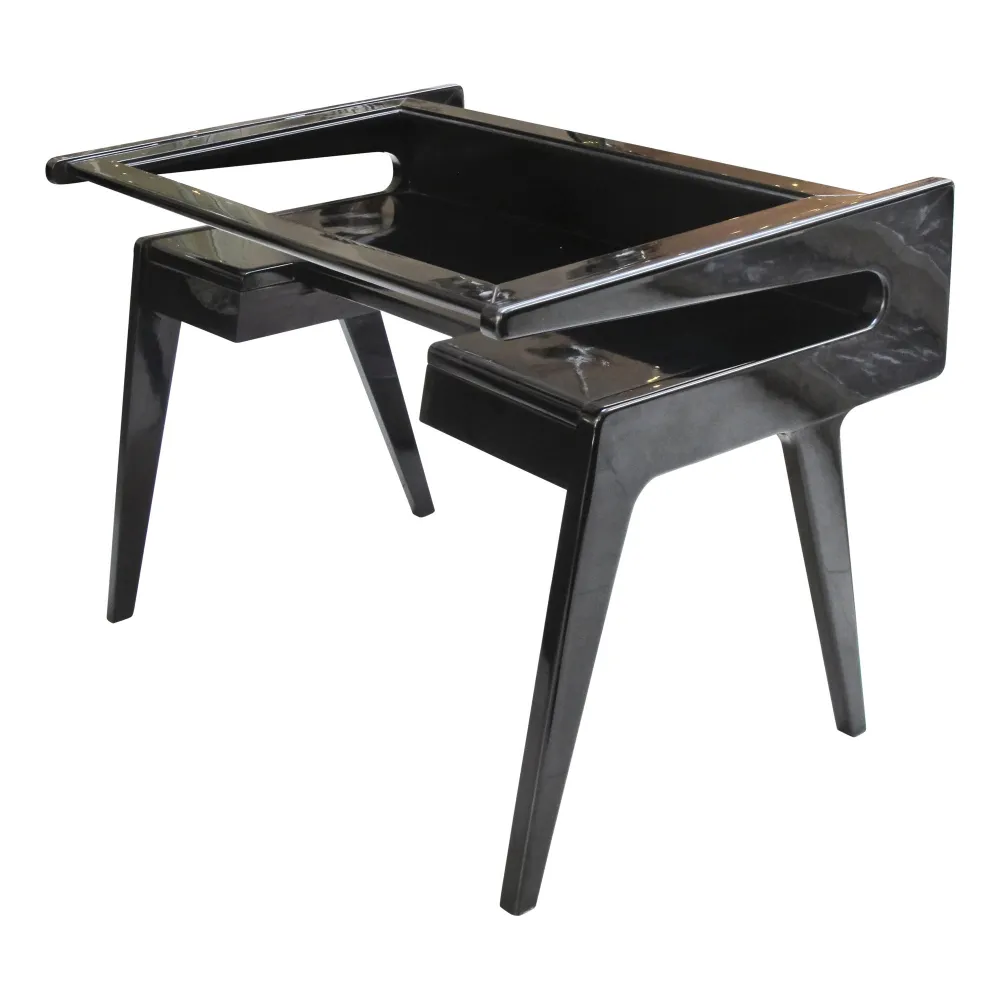 escritorio negro con diseño moderno y muebles antiguos al fondo