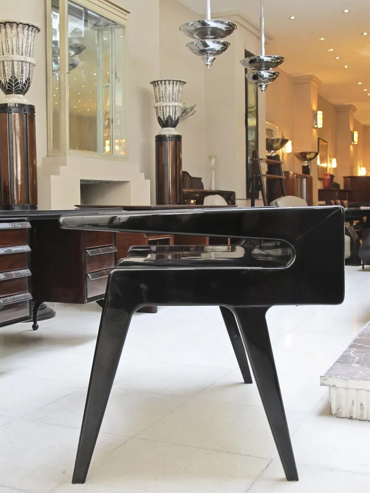 Escritorio antigo com design moderno em um ambiente elegante.