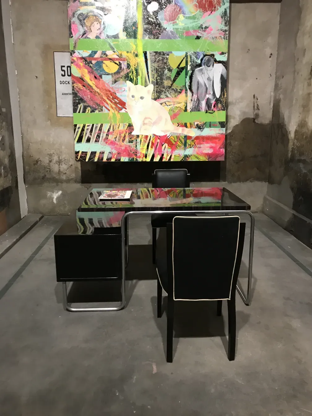 antiker schreibtisch von marcel breuer mit stühlen in modernem umfeld