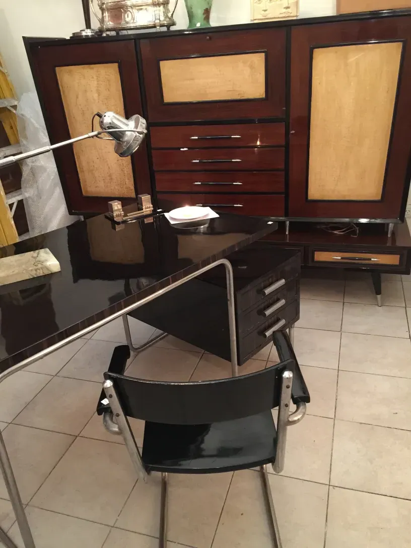bureau ancien de marcel breuer avec lampe et chaises dans un cadre élégant