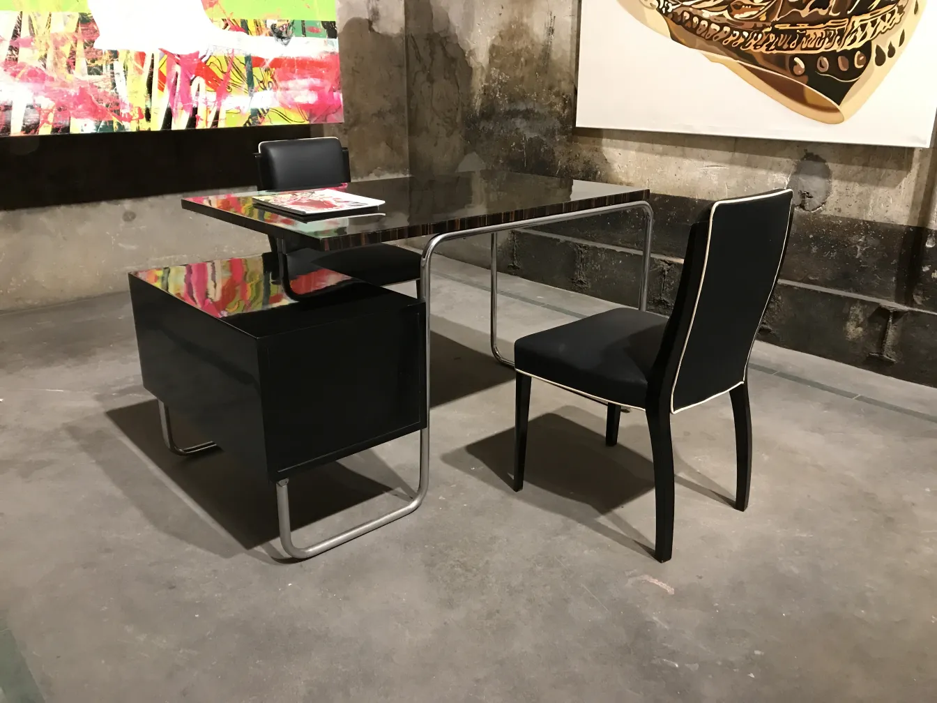 antiker schreibtisch von marcel breuer mit schwarzem stuhl